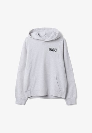 Hellgrauer Kapuzenpullover mit Fronttasche und schwarzem Text "TAG OUT loud" auf der oberen linken Brust.