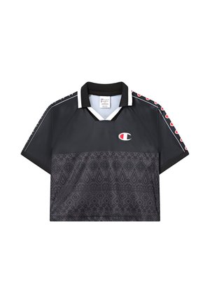 Schwarzes, kurz geschnittenes Sportshirt mit geometrischem Muster im unteren Bereich, Champion-Logo auf der Brust und wiederholten Logos entlang der Ärmel.