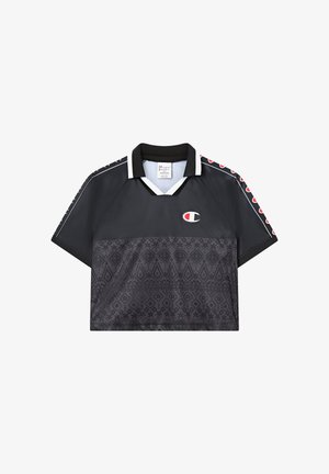 Schwarzes, kurz geschnittenes Sportshirt mit geometrischem Muster im unteren Bereich, Champion-Logo auf der Brust und wiederholten Logos entlang der Ärmel.
