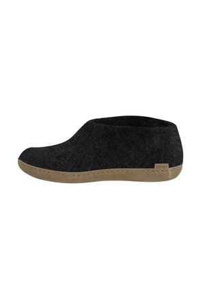 Sort filt slip-on tøfler med beige gummisål og et lille sidelabel med teksten "glerups."