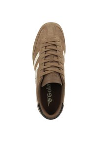 Baskets en daim marron avec des rayures blanches, lacets noués, détail de talon noir et logo "Gola" sur la languette et la semelle intérieure, vues de dessus.