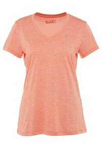 Camiseta atlética de color naranja claro con diseño de cuello en V, mangas cortas, textura jaspeada y un pequeño logo reflectante en el pecho.