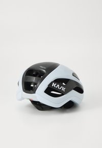Casque de vélo bleu clair et noir avec de grandes aérations, texture lisse, sangle ajustable et logo KASK affiché en évidence sur le côté.