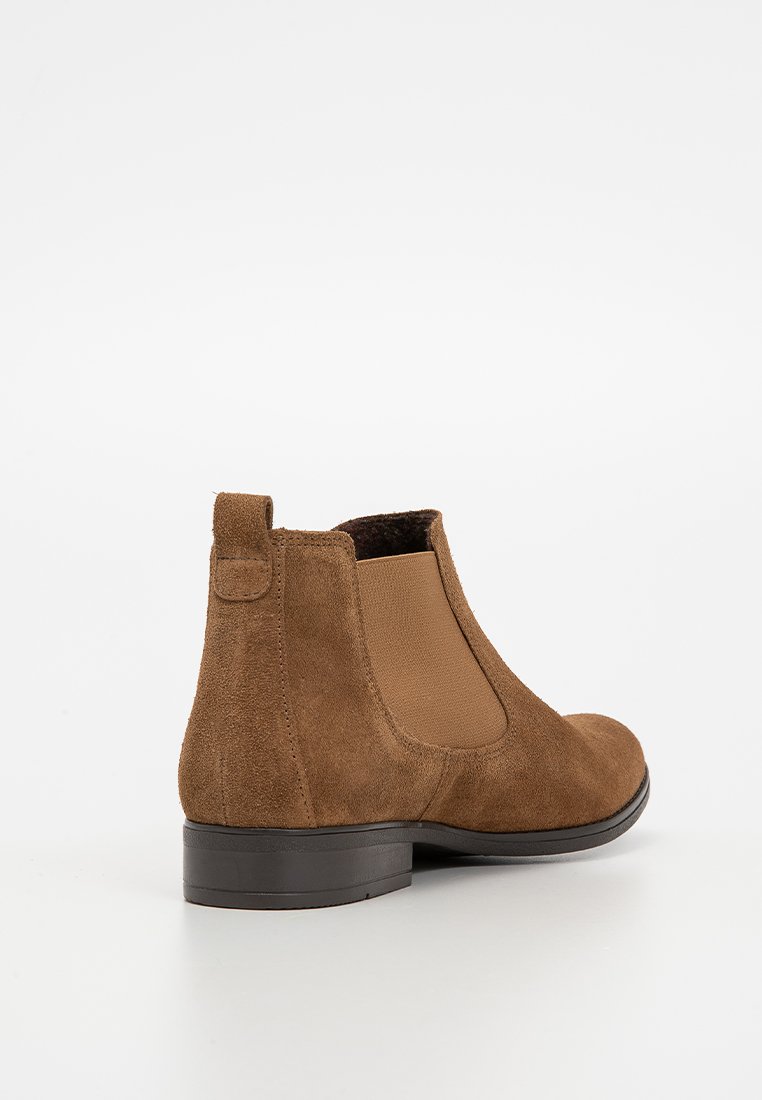 Braune Wildleder Chelsea-Stiefel mit elastischen Seitenpaneelen, runder Zehenpartie und niedrigem schwarzen Absatz. Mit einem Zugtab an der Rückseite für einfaches An- und Ausziehen.