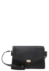 Borsa a tracolla nera in pelle con chiusura a pattina e fermaglio rettangolare in tonalità dorata, tracolla regolabile e finitura testurizzata.