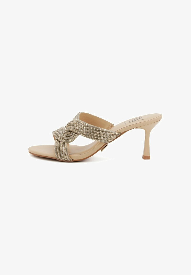 Sandalo beige con tacco, caratterizzato da una fascia intrecciata adornata con accenti metallici, punta aperta e un sottile tacco a stiletto. Soletta liscia.