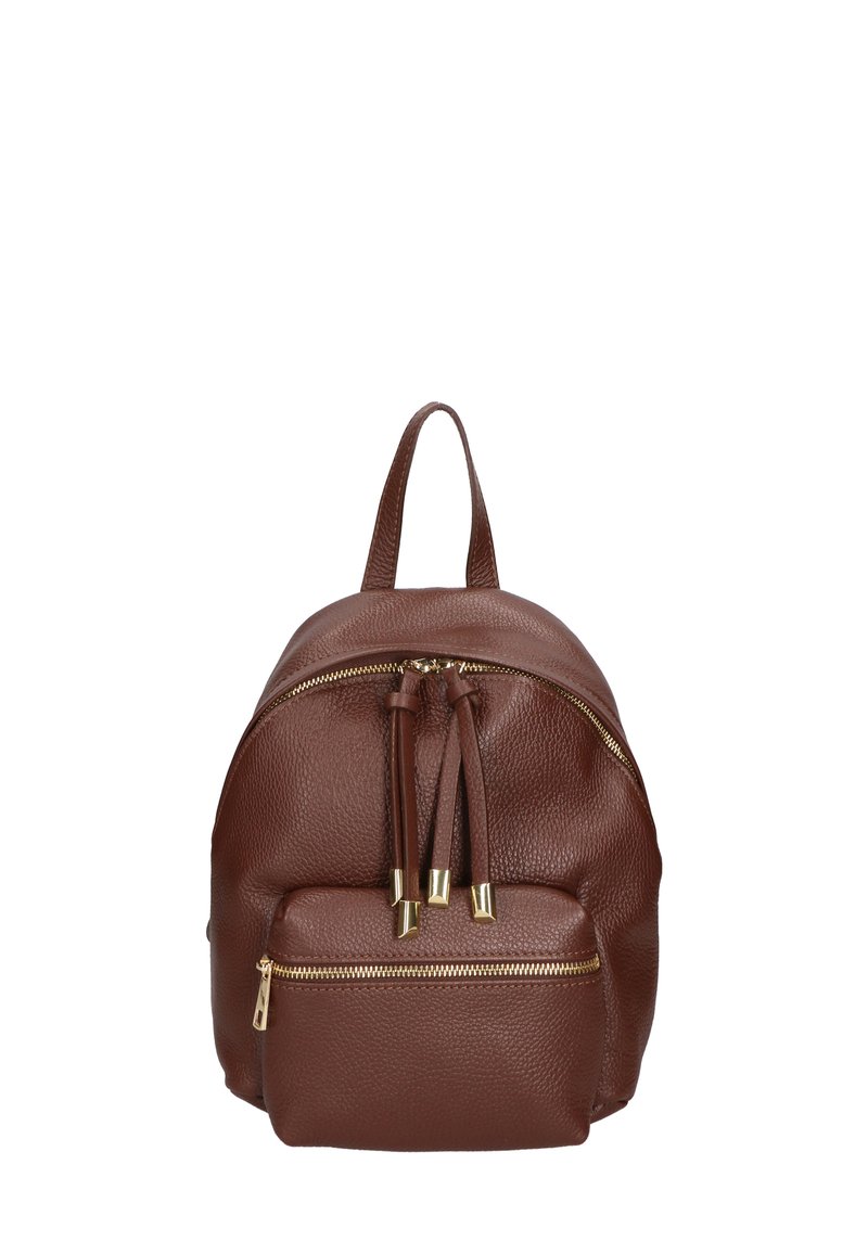 Zaino in pelle marrone con finitura testurizzata, due scomparti con zip e hardware in tono oro. Presenta una maniglia superiore e spallacci regolabili.