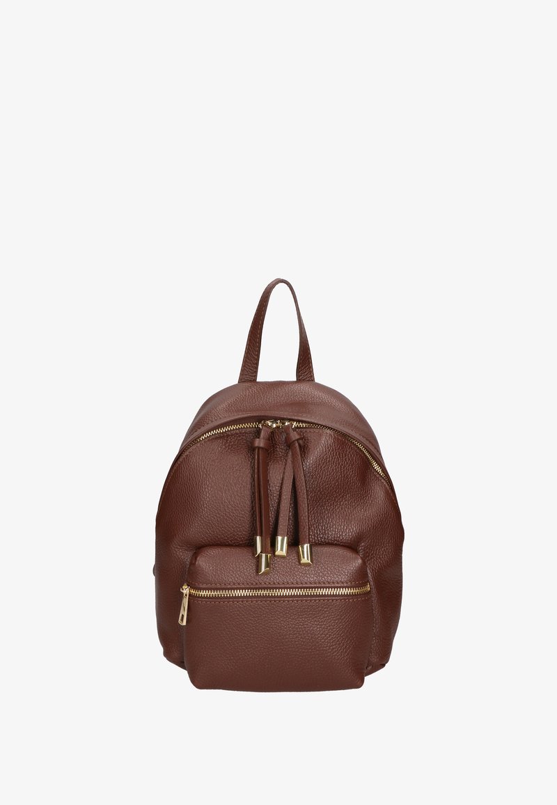 Zaino in pelle marrone con finitura testurizzata, due scomparti con zip e hardware in tono oro. Presenta una maniglia superiore e spallacci regolabili.