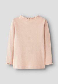 Ribbed pitkähihaine paita pehmeässä vaaleanpunaisessa, jossa on aaltoileva kaula-aukko ja helma. Rakenteellinen kangas tuo syvyyttä; yksinkertainen ja rento muotoilu.
