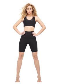 Sujetador deportivo negro y pantalones cortos de ciclismo de cintura alta, hechos de una tela suave y elástica, con un diseño ajustado y longitud recortada.