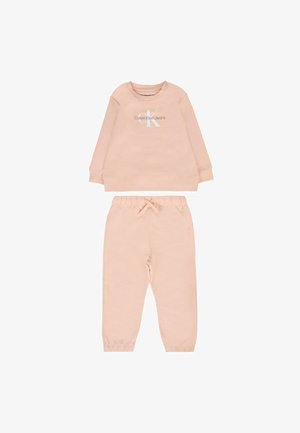 Felpa di cotone rosa con scollatura tonda e maniche lunghe, abbinata a pantaloni jogger rosa coordinati con vita elasticizzata.