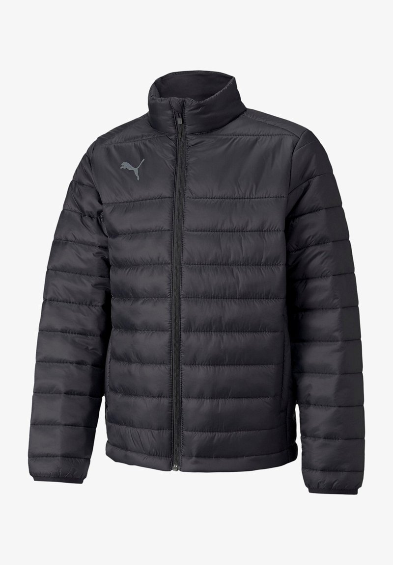 Gepolsterte schwarze Jacke mit hohem Kragen und Frontreißverschluss, ausgestattet mit horizontalen Nähten und einem kleinen grauen Logo auf der linken Brust.