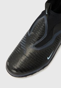 Melnas sporta apavi ar gludu faktūru, tai ir vienmērīga virsma, pelēki akcenti un gaiši zils logotips. Elastīgs dizains un cieša piegulšana.