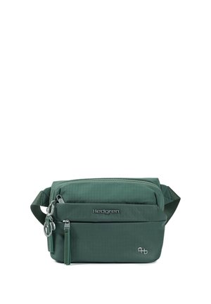 Sac banane Hedgren vert foncé avec deux compartiments zippés et une sangle réglable, présenté sur fond blanc.