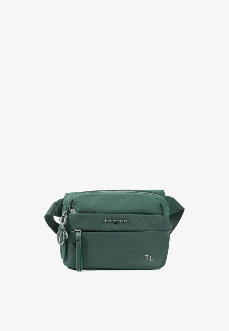 Sac banane Hedgren vert foncé avec deux compartiments zippés et une sangle réglable, présenté sur fond blanc.