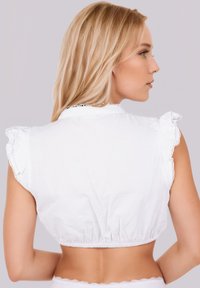 Weißes, kurzes Top mit kurzen Rüschensäumen, einer gerafften Taille und einer Spitzenverzierung am Ausschnitt, das eine glatte Stofftextur zeigt.