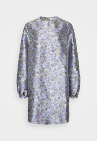 Robe à manches longues en tissu bleu brillant avec un motif floral en or et violet. Elle présente un col rond et des manches froncées.
