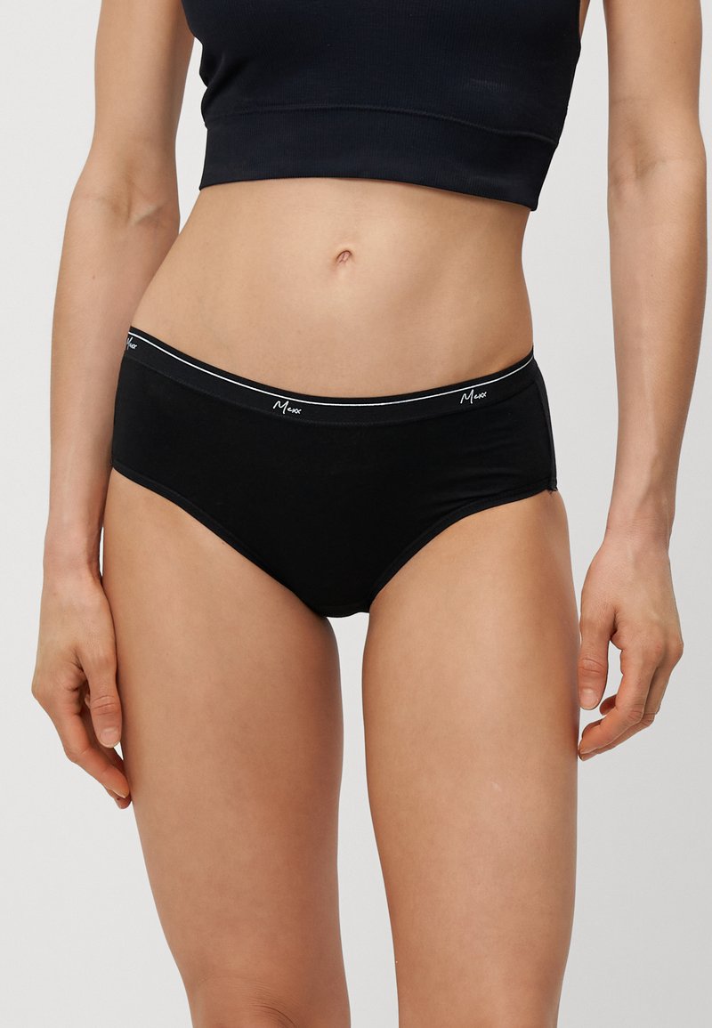 Schwarze Baumwoll-Hipster-Unterwäsche mit glatter Textur, die ein weißes Logo-Band an der Taille und ein klassisches Brief-Design aufweist.