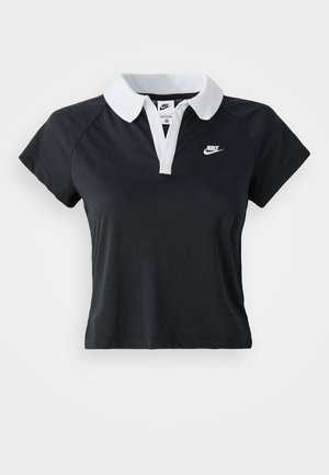 Crna polo majica kratkih rukava s bijelom ovratnikom i prednjim kopčanjem, s malim bijelim Nike logom na lijevoj strani prsnog područja.