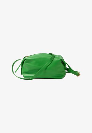 Bolso bandolera de cuero verde con cremallera dorada y correa ajustable, mostrado sobre un fondo blanco.