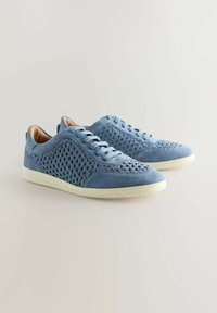 Sneakers in pelle scamosciata azzurro chiaro con dettagli intrecciati, design con lacci e suole in gomma testurizzate. La suola color crema crea un contrasto.