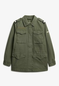 Chaqueta militar de color verde oliva con dos bolsillos en el pecho, bordado "SUPERDRY" y "LOVE", y parches decorativos en los hombros.