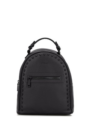 Kleine zwarte leren rugzak met een ritsvak aan de voorkant, studs rondom de voorkant en een bovenhandvat.