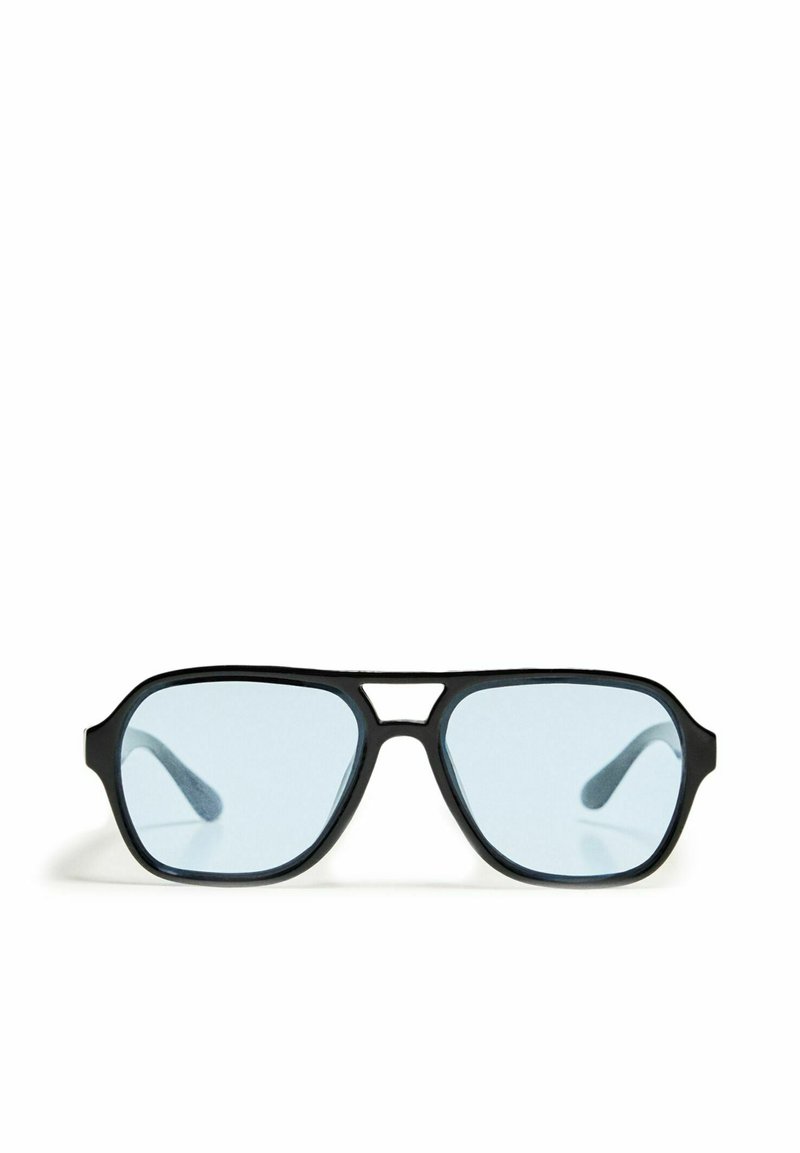 Fekete napszemüveg téglalap alakú kerettel, kék árnyalatú lencsékkel és jellegzetes orrnyereggel. Csúszós felület, diszkrét textúra.