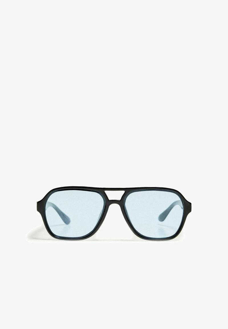 Fekete napszemüveg téglalap alakú kerettel, kék árnyalatú lencsékkel és jellegzetes orrnyereggel. Csúszós felület, diszkrét textúra.