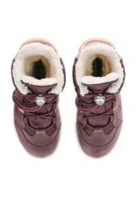 Sneakers in tessuto viola con suole bianche, foderati in pelliccia sintetica e con lacci elastici. Presentano una clip circolare a metà piede per una chiusura sicura.
