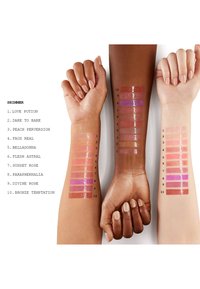 Tre braccia con diverse tonalità di pelle mostrano dieci campioni di lucidalabbra shimmer numerati, che vanno da tonalità nude a rosa e viola.