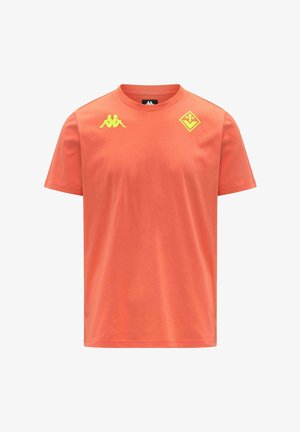 Maglietta sportiva arancione a maniche corte con collo tondo, con logo Kappa giallo sul petto destro e emblema giallo a forma di diamante sul petto sinistro.