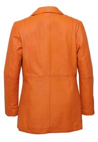 Leren jas in helder oranje, met een lichte glans, gestructureerde kraag en naaddetails op de rug en mouwen.