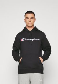 Felicissimo con cappuccio e tasca frontale. Presenta il logo ricamato "Champion" in bianco e rosso sul petto.