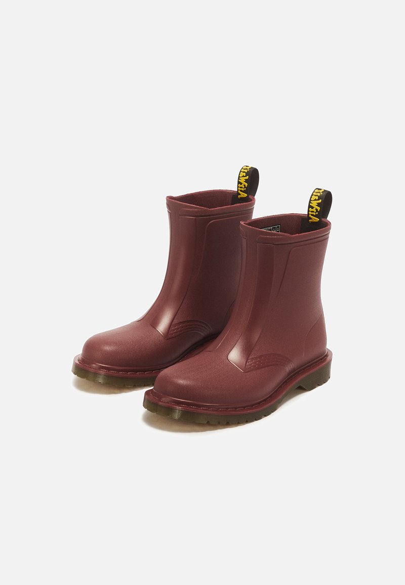 Paar bordeauxrote Knöchelregenstiefel mit schwarzen und gelben Zuglaschen auf weißem Hintergrund.