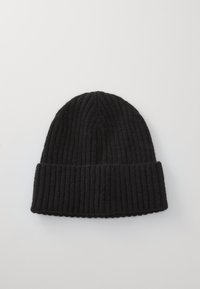 Căciulă tricotată neagră cu textură ribbed și manșetă pliată, fabricată din fir moale, cu un vârf rotund și fără cusături.