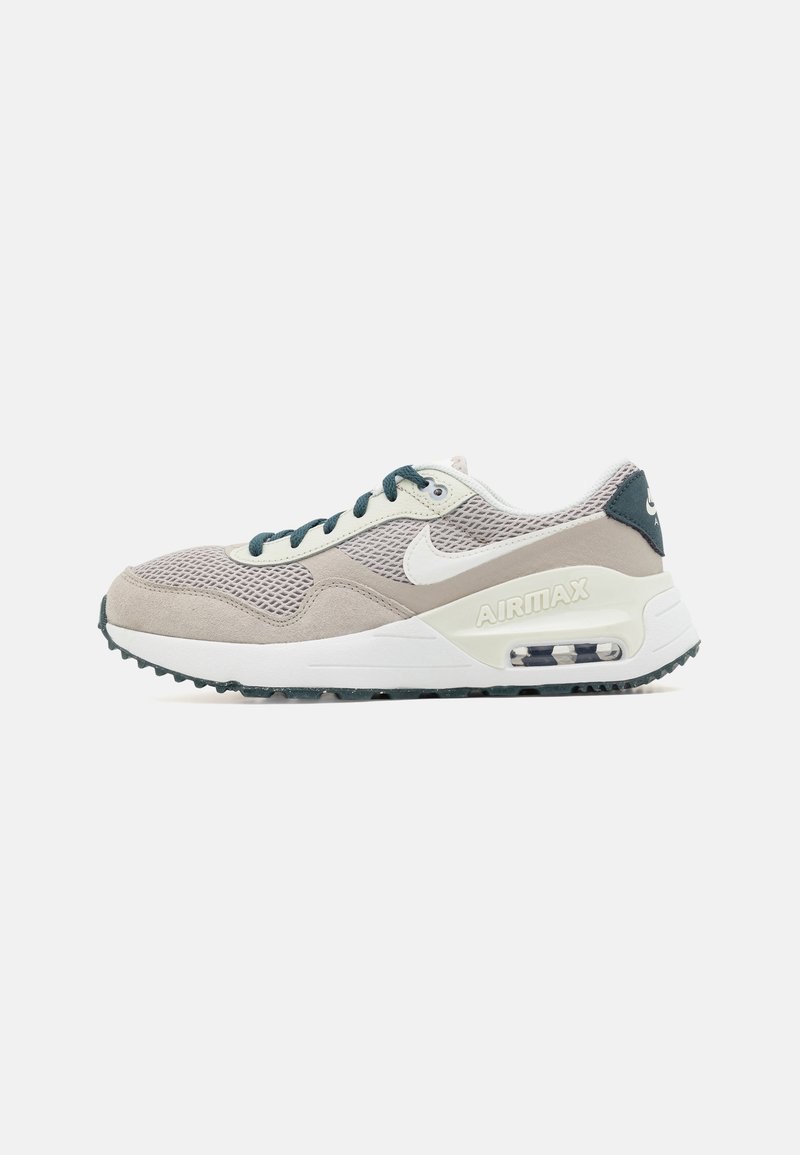 Sneaker grigie chiare in mesh e suede, con lacci verde scuro, suola bianca imbottita e unità d'aria visibile, con il branding "AIRMAX".