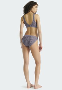 Gråt undertøjsæt med en mønstret bralette med dyb ryg og matchende trusser, begge lavet af blødt, glat stof.