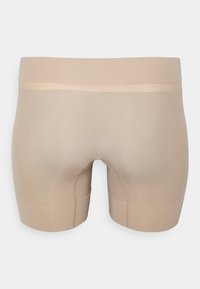 Beżowe bokserki wykonane z gładkiej tkaniny, bezszwowe. Wyposażone w wygodny pasek w talii oraz wzmocnione szwy na krawędziach.