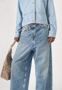 ONLY ONLECHO WIDE UNEAVEN - Široke nogavice - medium blue denim