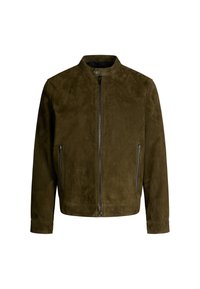 Olijfgroene suède jas met een staande kraag, volle ritssluiting aan de voorkant en twee ritszakken aan de zijkant. Gladde textuur met minimale details.