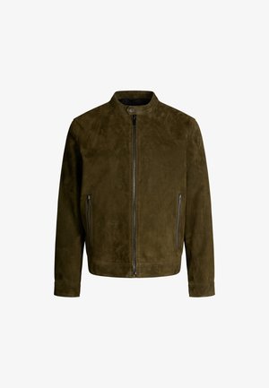 Olivgrüne Wildlederjacke mit Stehkragen, durchgehendem Reißverschluss und zwei seitlichen Reißverschlusstaschen. Glatte Textur mit minimaler Detailverarbeitung.