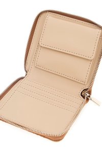 Portafoglio in pelle beige, chiusura con zip, dotato di una fessura per carte, una tasca piatta e cinque fessure orizzontali per carte con cuciture a contrasto.