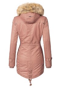 Parka invernale lunga rosa con cappuccio bordato in pelliccia, vita regolabile, toppe trapuntate sui gomiti e dettaglio con lacci all'orlo posteriore.