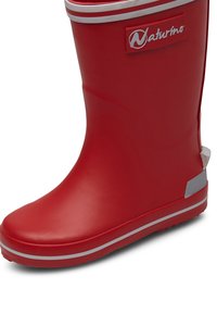 Botte de pluie en caoutchouc rouge avec un bout arrondi, des accents blancs et une semelle texturée. Comprend un patch logo sur le côté et un détail de talon gris.