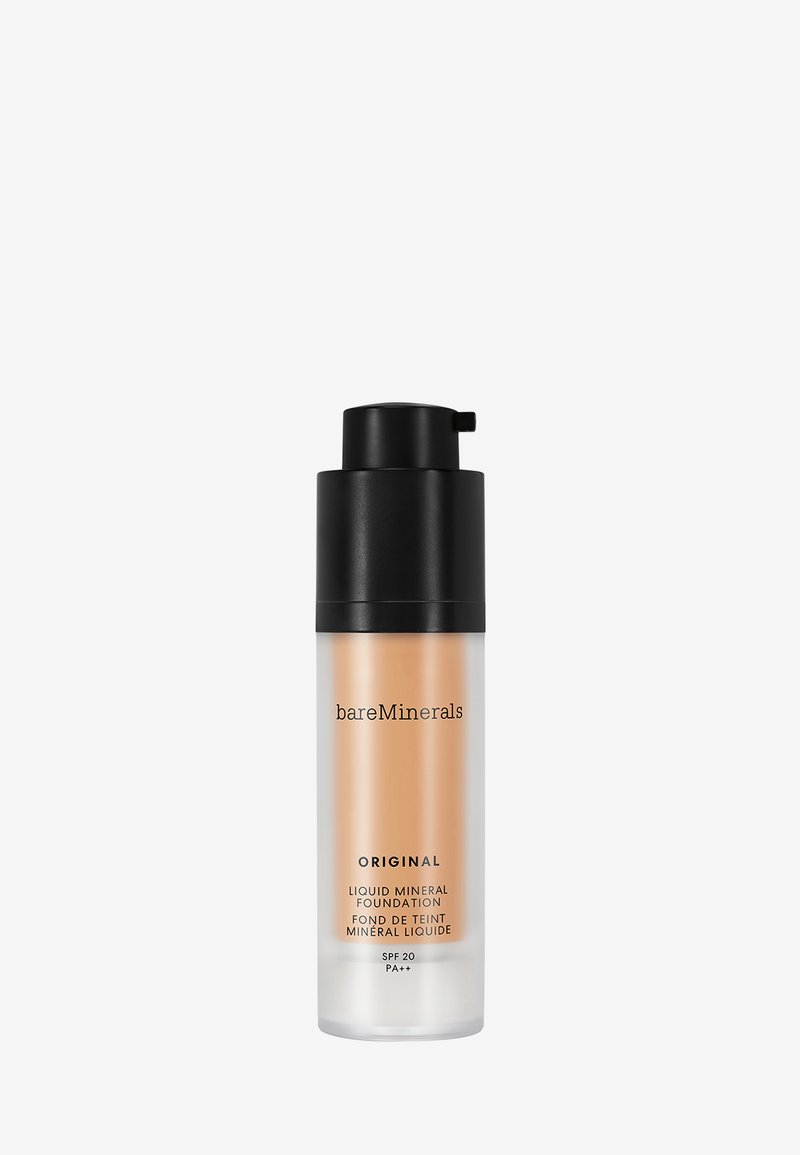 Flasche mit BareMinerals Original flüssigem Mineral-Foundation mit Pumpspender, SPF 20 PA++, Beige-Ton, auf weißem Hintergrund.
