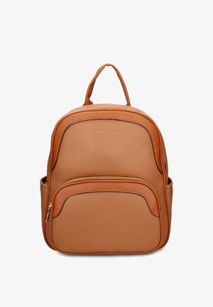 Sac à dos en cuir brun texturé avec poche zippée sur le devant, poches latérales, poignée supérieure et logo "pierre cardin" sur le panneau avant.