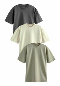 Tre löst sittande t-shirts utställda. Färger: mörkgrå, ljusbeige och olivgrön. Tillverkade av mjuk bomull, med korta ärmar och rundad hals.