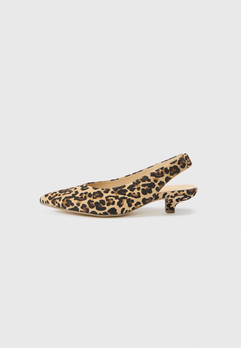 Leopard-Print Slingback-Pumps mit spitzer Zehenpartie, beigem Grundton und dunkelbraunen Flecken, ausgestattet mit kleinem Blockabsatz und weicher Textur.