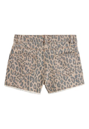 Shorts di jeans con stampa leopardata in beige chiaro e grigio, dotati di due tasche posteriori e orlo sfrangiato sulle aperture delle gambe.